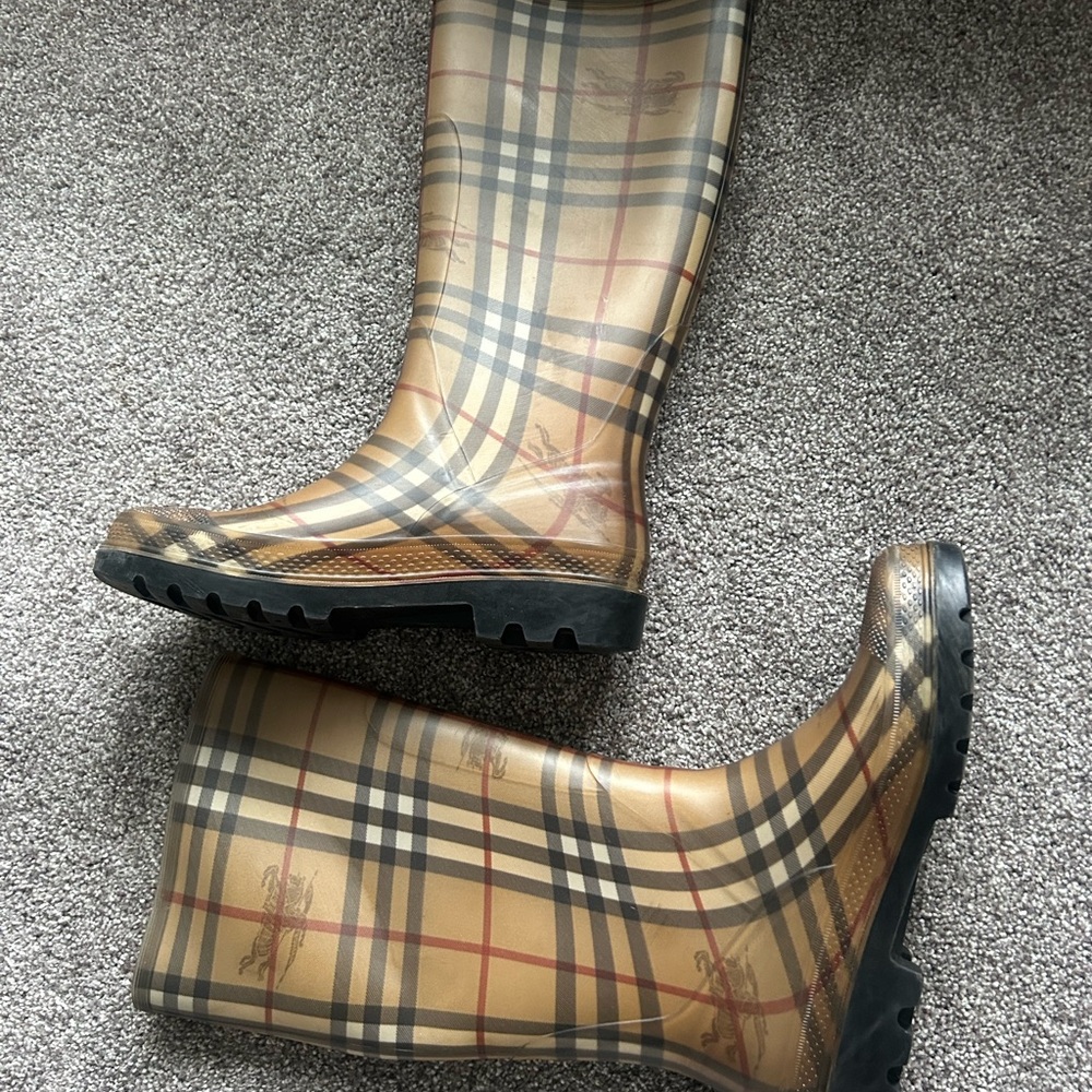Burberry Beige Plaid Wellington Boots with Black Soles - Picture 7 of 8